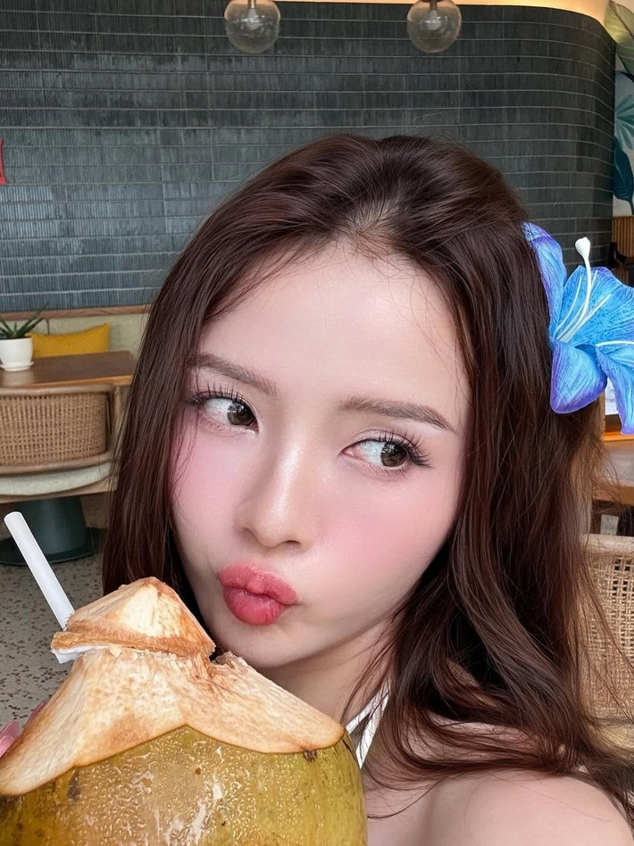 Để tăng thêm phần nữ tính và duyên dáng, Lan Hương khoác ngoài một chiếc váy lưới trắng mỏng manh, tạo hiệu ứng mềm mại và bay bổng trong gió biển. (Ảnh: IGNV)