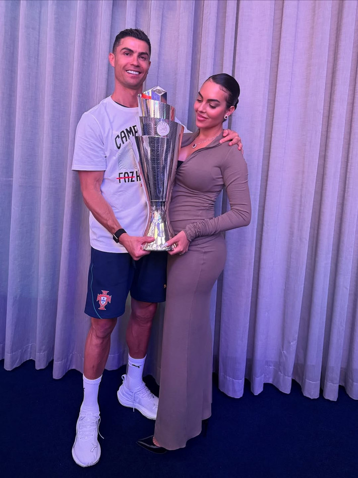 Ở các trận đấu quan trọng, Georgina luôn có mặt trên khán đài, diện outfit chất lừ, cổ vũ Ronaldo hết mình. (Ảnh: Instagram @georginagio)