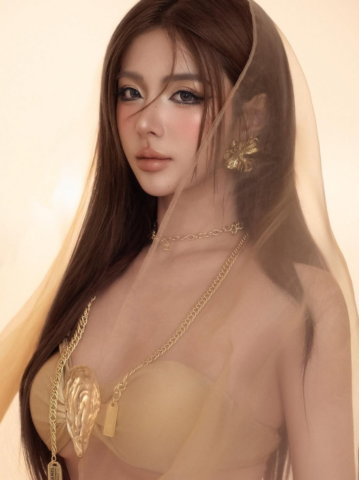 Mới đây trên trang cá nhân, cô nàng xuất hiện với tạo hình "nữ thần Ai Cập" bí ẩn và quyến rũ. Trong trang phục màu vàng đồng lấp lánh, Hằng Phan toát lên vẻ đẹp kiêu sa, quyền quý.