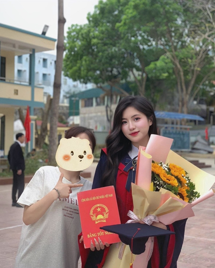 Bố em, anh Vi Văn Sầm (SN 1981) phải từ bỏ ruộng nương để ở nhà chăm sóc vợ con. Suốt thời gian dài, anh đưa vợ đi chữa bệnh khắp nơi nhưng bệnh tình không thuyên giảm. Đến nay, vợ anh vẫn trong tình trạng lúc tỉnh lúc mê, với các biểu hiện của bệnh lý tâm thần.