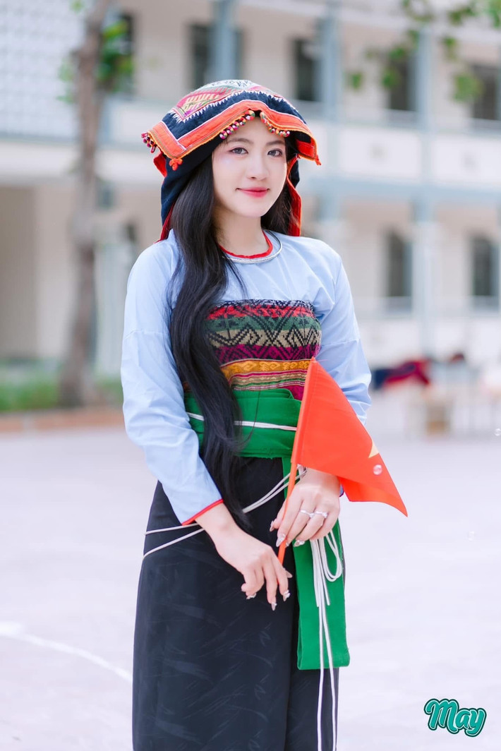 Sau khi công bố điểm thi tốt nghiệp THPT năm nay, một nữ sinh dân tộc Thái đã gây ấn tượng với kết quả vô cùng xuất sắc. Dù hoàn cảnh gia đình khó khăn, mẹ bị bệnh thần kinh, bố phải đi làm thuê, Vi Như Nguyệt (học sinh lớp 12A2), Trường THPT Mường Lát vẫn xuất sắc đạt 27,25 điểm khối C00, trở thành thủ khoa của trường.