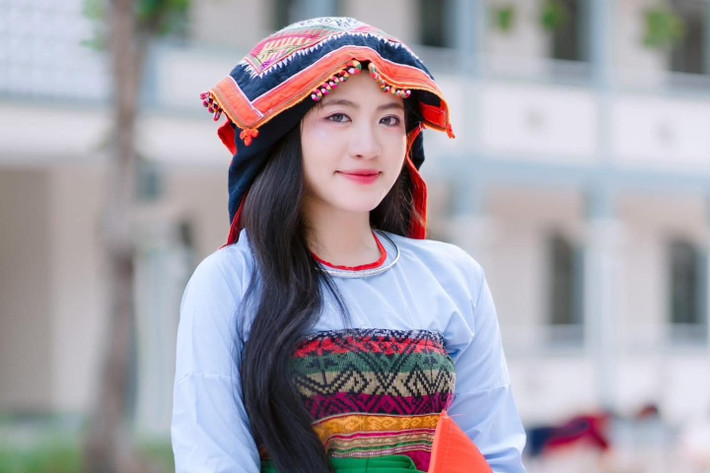Ở trường, cô bạn cũng được thầy cô quý mến, nhận xét là học sinh ngoan tiêu biểu, luôn nỗ lực vươn lên, đồng thời luôn hòa nhã với bạn bè.
