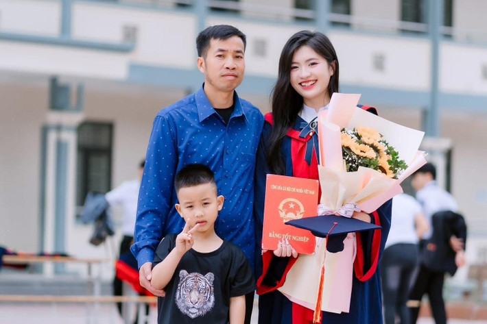 Nguyệt vào cấp 3 cũng là lúc gánh nặng kinh tế càng đè nặng lên vai người cha. Anh tập trung làm phụ hồ ở thành phố với mong muốn có đủ tiền cho con gái ăn học.