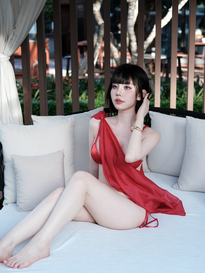 Dù là diện bikini nóng bỏng hay đầm maxi thanh lịch, Chu Mạc Thúy Quỳnh luôn biết cách tạo dáng và biểu cảm để tôn lên vẻ đẹp của bản thân và trang phục. Với mái tóc đen dài hoặc bob cá tính, lối trang điểm tự nhiên nhưng vẫn sắc sảo, cô nàng đã thực sự "gây nghiện" cho người xem.