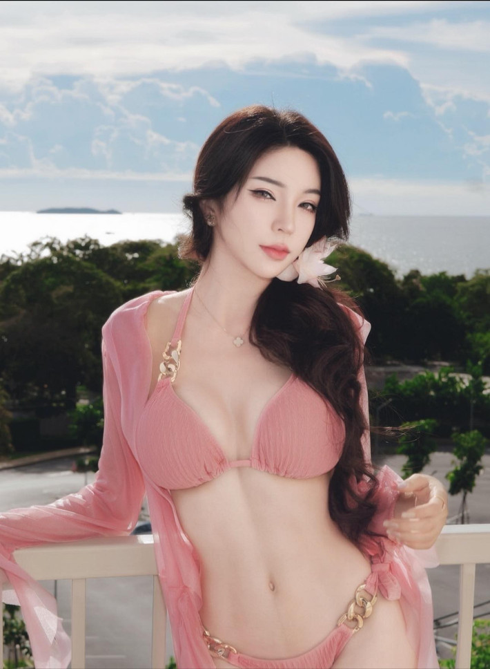 Janet Kanokwan Saesim là người mẫu khá nổi tiếng và có lượng fan hâm mộ hùng hậu tại Thái Lan. Cô nàng có phong cách ăn mặc gợi cảm, được thể hiện rỡ trong loạt ảnh đi biển mùa hè năm nay. (Ảnh: Facebook Janet Kanokwan Saesim)