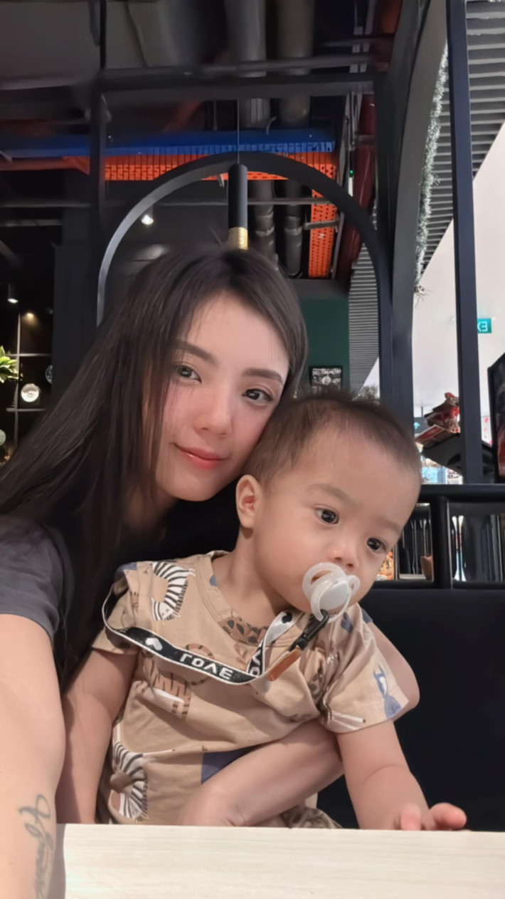 Không chỉ là một người vợ hạnh phúc, Lâm Á Hân hiện còn đồng hành cùng chồng trong công việc kinh doanh. Trên trang cá nhân, cô thường chia sẻ khoảnh khắc đời thường giản dị: đưa con đi học, vào bếp nấu ăn, hay thư giãn cùng gia đình – tất cả đều toát lên tinh thần của một người phụ nữ biết trân trọng cuộc sống hiện tại.
