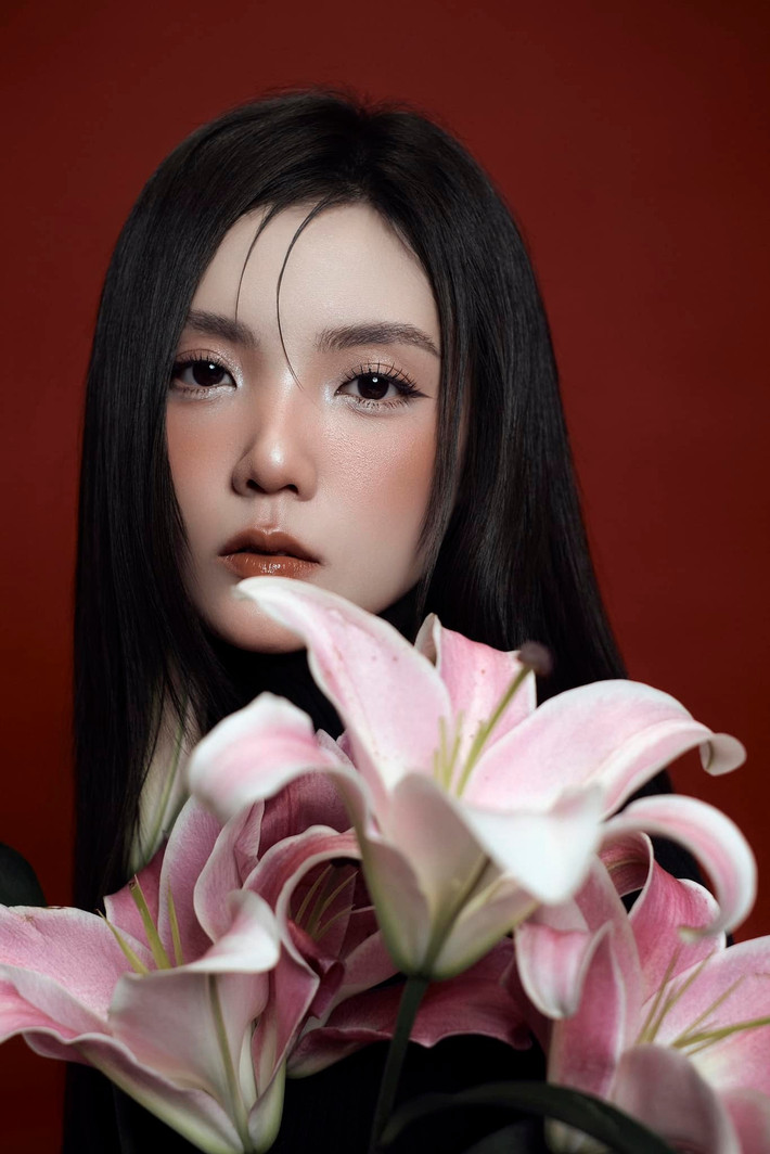 Thế nhưng, ánh hào quang ấy nhanh chóng bị che mờ bởi những biến cố trong đời sống cá nhân. Lâm Á Hân kết hôn sớm với rapper Phạm Hồng Hải và trở thành mẹ của hai con nhỏ. Tuy nhiên, cuộc sống hôn nhân không êm đềm khi cô công khai việc bị phản bội và phải một mình nuôi con trong suốt thời gian dài. Những tâm sự của cô về cuộc sống mẹ đơn thân từng khiến nhiều người xót xa nhưng cũng khâm phục nghị lực của một người phụ nữ trẻ dám đứng dậy sau tổn thương.