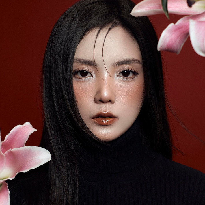 Từng là gương mặt nổi bật của nhóm hài BB&BG, Lâm Á Hân không chỉ gây ấn tượng bởi nét diễn xuất tự nhiên mà còn bởi nhan sắc trong trẻo, gần gũi. Trải qua nhiều biến cố trong cuộc sống, từ hôn nhân đổ vỡ đến hành trình làm mẹ đơn thân, cô vẫn giữ được vẻ ngoài rạng rỡ và tinh thần lạc quan đáng ngưỡng mộ.