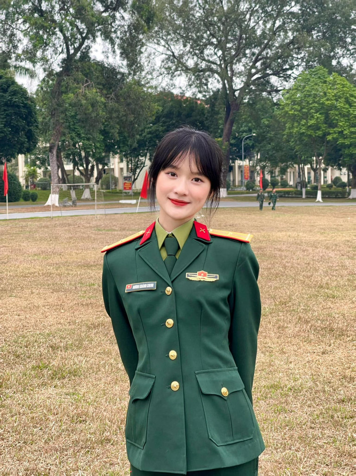 Hình ảnh của Khánh Chinh đã lan truyền mạnh mẽ, trở thành một trong những "bóng hồng" xinh đẹp gây ấn tượng sâu sắc nhất trong buổi tổng hợp luyện, góp phần lan tỏa niềm tự hào về lực lượng vũ trang nhân dân Việt Nam. (Ảnh: FBNV)