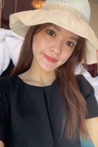 Không chỉ dừng lại ở nội dung gây tranh cãi, Ny còn bị chỉ trích vì thái độ thách thức cộng đồng mạng. Trong các buổi livestream, cô thường xuyên sử dụng ngôn từ không phù hợp, xưng hô “mày – tao” với người xem và có những phát ngôn thiếu tôn trọng. Khi bị góp ý, cô phản ứng bằng cách trả treo và không nhận lỗi, khiến nhiều người bất bình.
