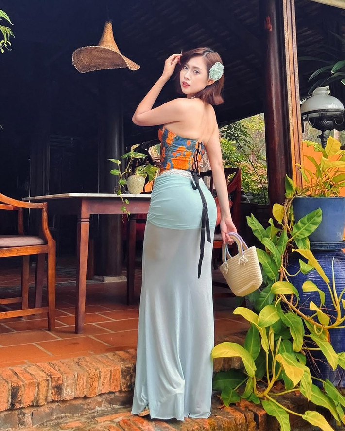 Mới đây, nữ tiktoker vừa "xả" loạt ảnh trong chuyến du lịch biển cùng chồng. Với thần thái cuốn hút và gu thời trang ngày càng thăng hạng, cô nàng một lần nữa khẳng định sức hút không thể chối từ của mình trong từng bức hình.