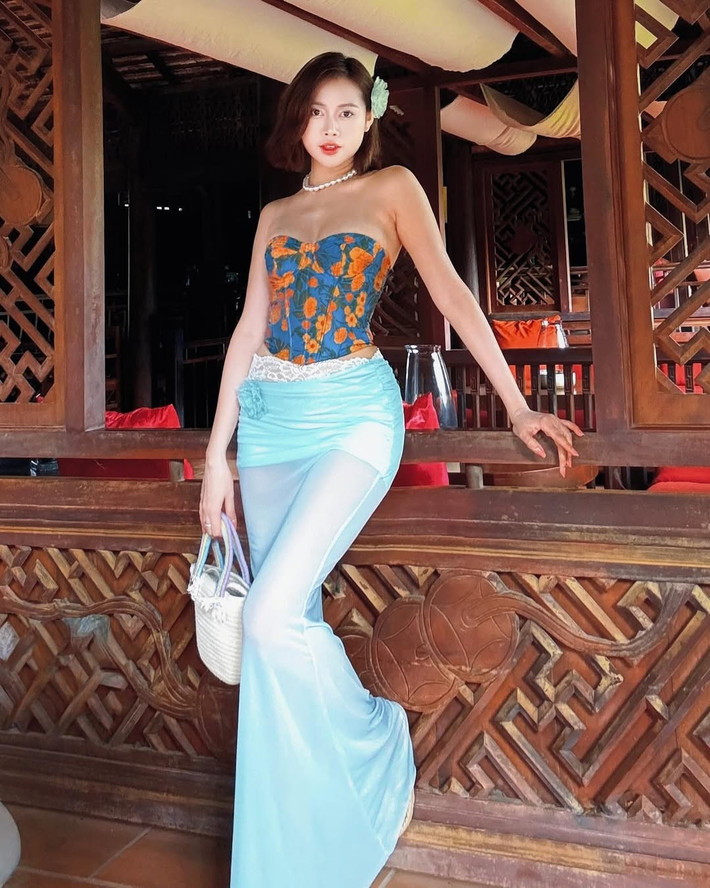Thiết kế giúp tôn lên bờ vai trần gợi cảm cùng vòng eo nhỏ nhắn, đồng thời mang lại cảm giác cổ điển nhưng vẫn vô cùng hiện đại.