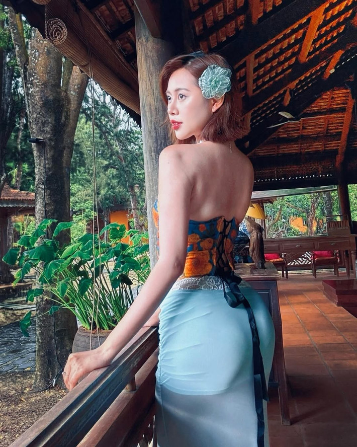 Từng được biết đến qua các video hài hước trên TikTok, Việt Phương Thoa dần khẳng định hình ảnh trưởng thành, chỉn chu trong cả phong cách sống lẫn gu thời trang. Loạt ảnh mới của cô nàng nhận về rất nhiều bình luận xuýt xoa về phong cách thời trang lẫn nhan sắc.