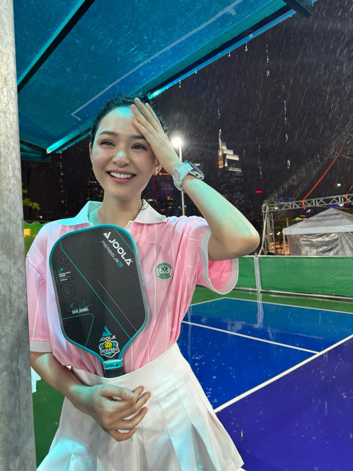 Hiền Hồ có lẽ là 1 trong những nghệ sỹ đầu tiên tại Việt Nam gia nhập đường đua Pickleball. Khoảng cách đây một năm, cô nàng đã tham gia giải đấu pickleball tuy nhiên không giành được kết quả tốt.