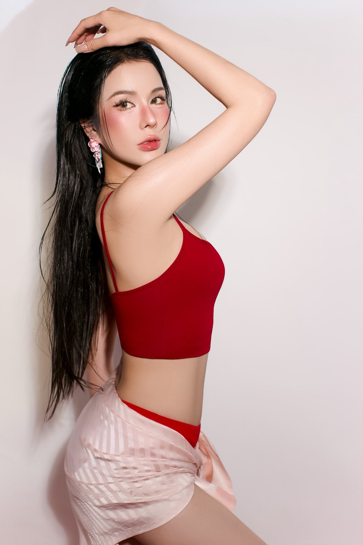Bộ ảnh lấy tone đỏ chủ đáo, tôn lên nét sắc sảo, đầy cá tính của bà mẹ hai con. (Ảnh: FBNV)