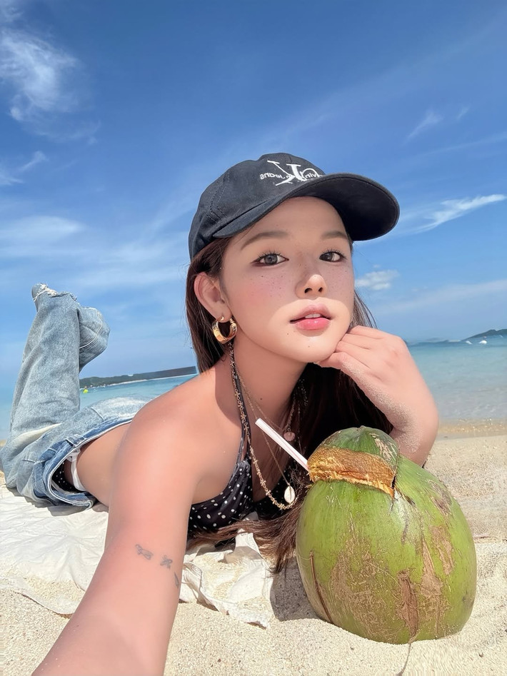 Nét trang điểm nhẹ nhàng với gò má ửng hồng và đôi mắt biết nói giúp Thư Thỏ giữ được vẻ tươi trẻ, cuốn hút dù ở bất kỳ góc chụp nào.