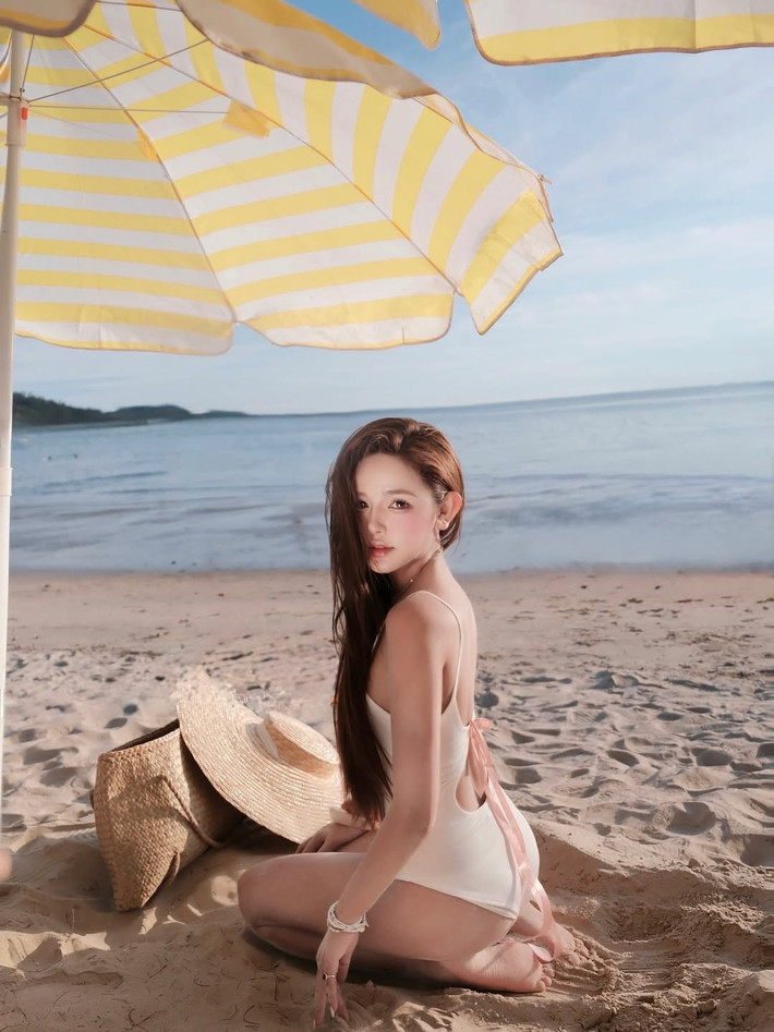 Sở hữu gần 200.000 người theo dõi cùng gần 7 triệu lượt tim trên Tiktok, Thư Thỏ là nữ Tiktok không chỉ được yêu mến bởi ngoại hình xinh xắn, đáng yêu mà còn bởi gu thời trang cực ấn tượng. Đặc biệt, mỗi khi xuất hiện trong những chuyến du lịch biển, cô nàng lại khiến cộng đồng mạng "đứng ngồi không yên" với loạt bikini và trang phục đi biển đa dạng, thể hiện gu thẩm mỹ tinh tế.