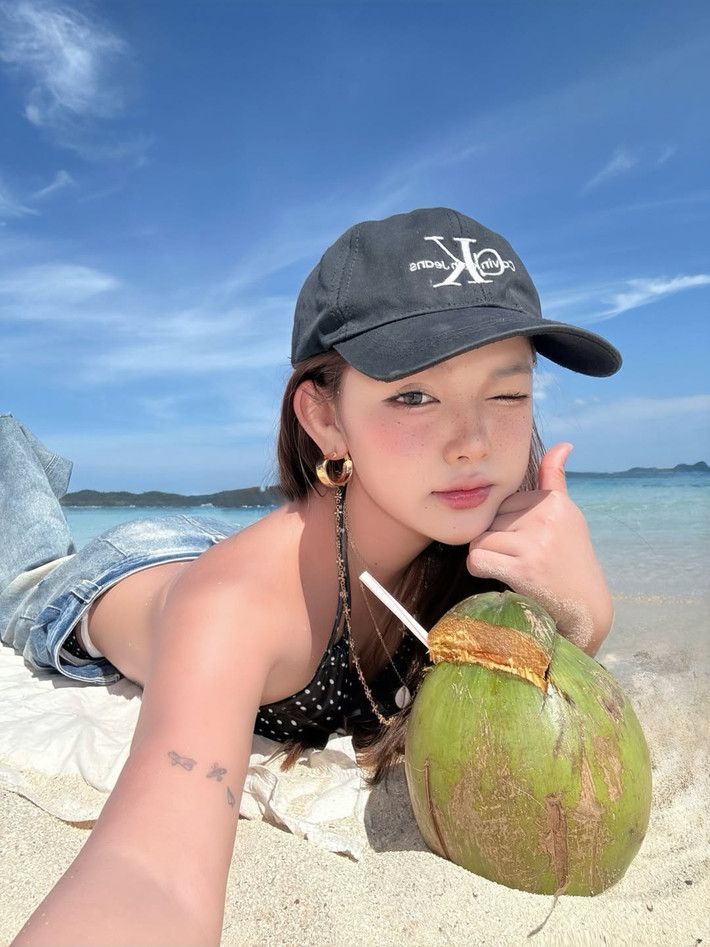 Không chỉ dừng lại ở sự ngọt ngào, Thư Thỏ còn thể hiện phong cách năng động, cá tính với bộ bikini hai mảnh chấm bi màu đen trắng. Kiểu dáng bikini dây mảnh tôn lên vẻ gợi cảm nhưng vẫn đảm bảo sự thoải mái.