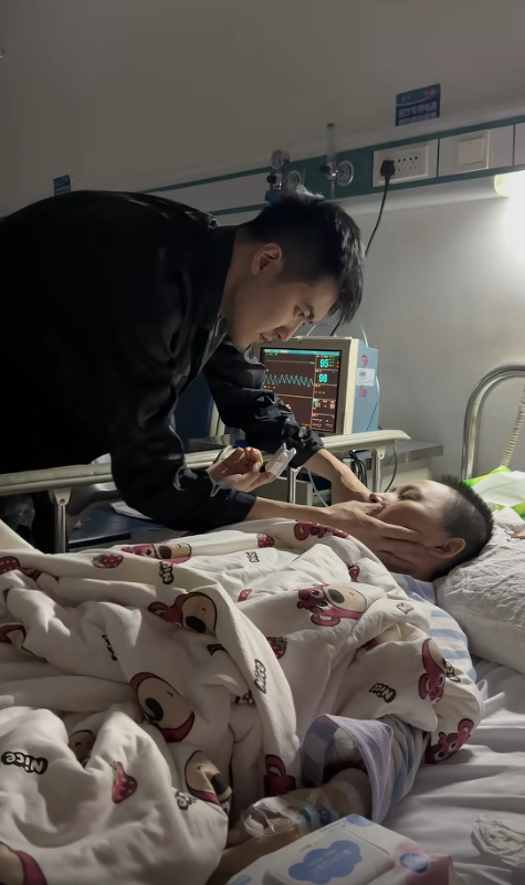 Hành trình chiến đấu chống lại căn bệnh quái ác của Tiểu Hạo được người chồng cập nhật trên trang cá nhân cũng từng thu về rất nhiều sự quan tâm. (Ảnh: LINE TODAY)