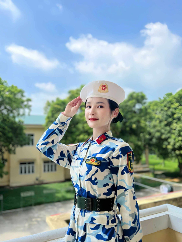 Với vẻ ngoài thanh tú, gương mặt tươi tắn, rạng rỡ, cô đã thu hút sự chú ý và nhận được vô số lời khen ngợi từ cộng đồng mạng. (Ảnh: FBNV)