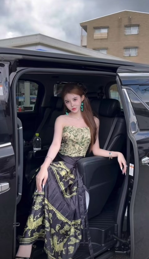 Nhiều người cho rằng với vẻ đẹp và sự duyên dáng của mình, cô hoàn toàn xứng đáng với món quà xa xỉ này.