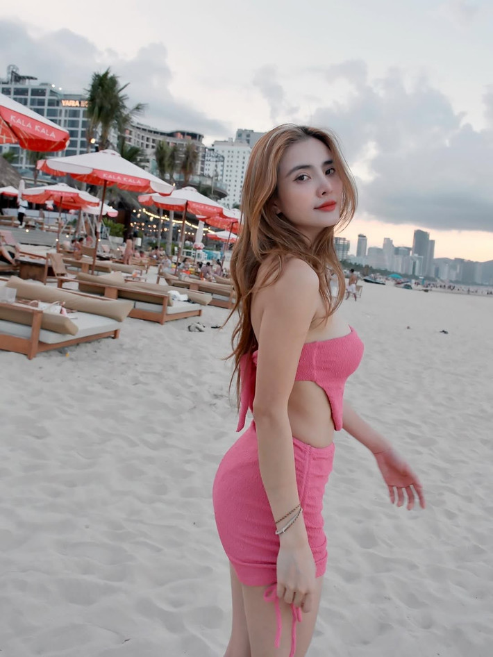 Bối cảnh bãi biển cát trắng, nắng vàng càng làm nổi bật vẻ đẹp rạng rỡ và tràn đầy năng lượng của cô. (Ảnh: FB Lê Khánh Chi)