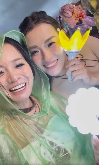 G-Dragon là thần tượng từ rất lâu của Hoài Thu, chính vậy khi nghe tin "anh Long" về Việt Nam, Hoài Thu đã quyết định phải "tranh vé" bằng được.