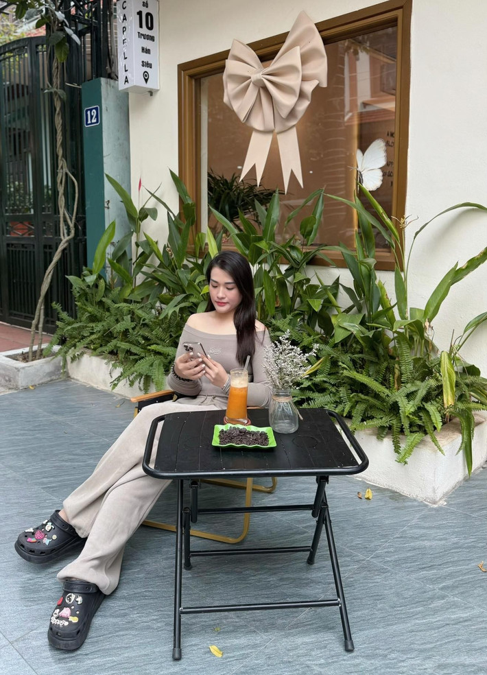 Hoài Thu sở hữu nhan sắc xinh xắn, nụ cười rạng rỡ.
