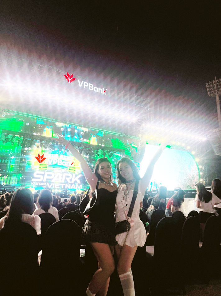 Được biết đêm concert vừa qua, Hoài Thu cùng người chị em thân thiết của mình đã có mặt ở sân Mỹ Đình từ sớm, "quẩy nhiệt" với thần tượng của mình.