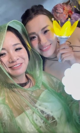Trên trang cá nhân, cô nàng thể hiện niềm hạnh phúc và hào hứng khi đăng tải những hình ảnh và video "cháy cùng âm nhạc" dưới màn mưa tầm tã ở sân Mỹ Đình.