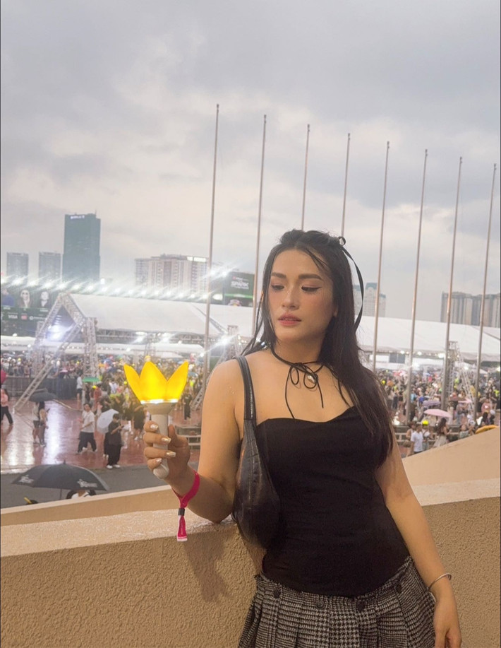 Danh tính của hai nàng fangirl may mắn này cũng khiến nhiều người ráo riết tìm kiếm. Giữa hàng chục nghìn khán giả có mặt trên sân, đây là hai fan nữ duy nhất xuất hiện trong video được chính G-Dragon đăng tải.