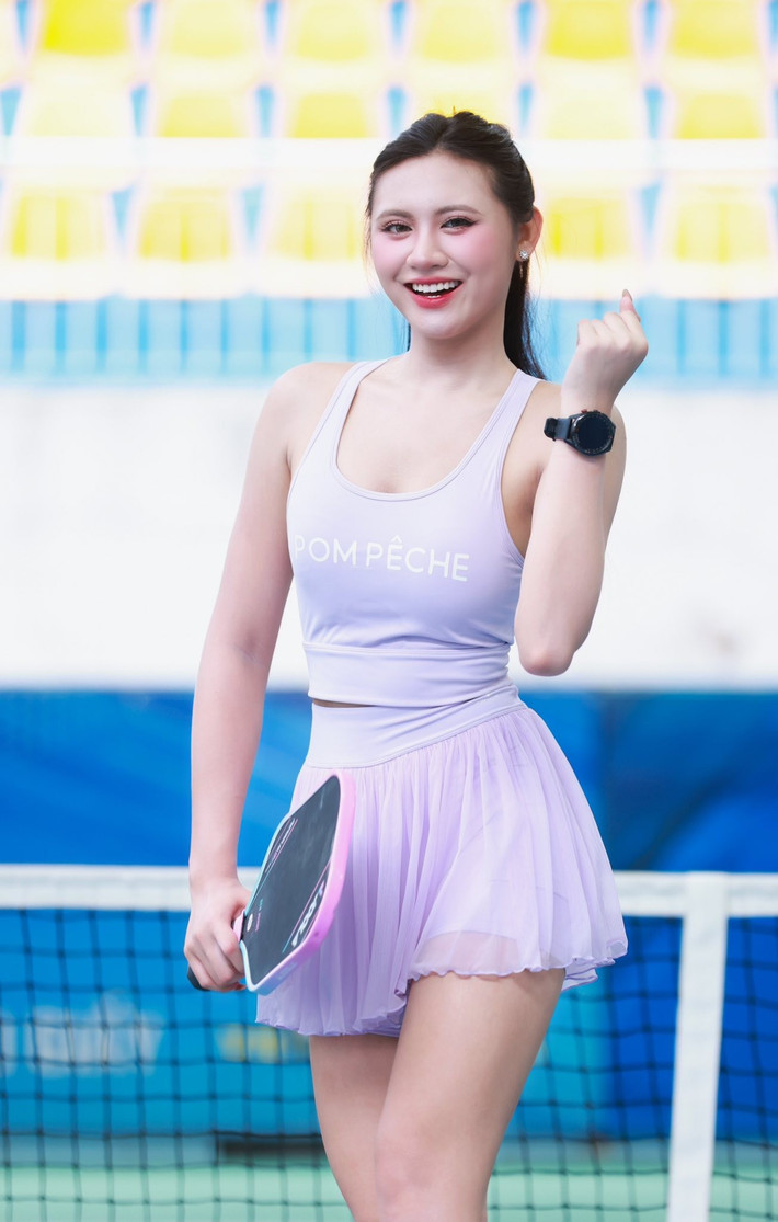 Trong các bức ảnh đời thường, cô thường xuất hiện với vẻ ngoài trẻ trung, hiện đại và nữ tính. (Ảnh: FBNV)