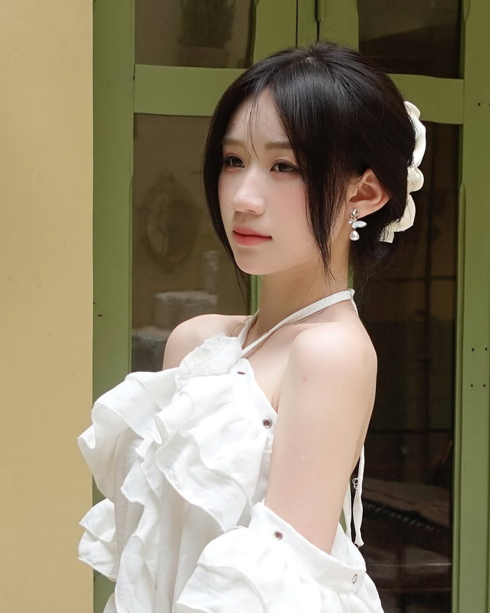 Nữ Tiktoker thường xuyên cập nhật các thử thách nhảy múa mới nhất, tạo nên những clip TikTok ấn tượng và thu hút hàng triệu lượt xem .