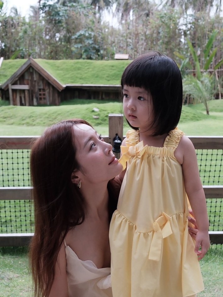 Trong loạt ảnh được chia sẻ, Karen Nguyễn xuất hiện với vẻ ngoài rạng rỡ, trẻ trung. Cô diện chiếc váy trắng tinh khôi, khoe vóc dáng thon gọn đáng ngưỡng mộ dù đã là mẹ một con.
