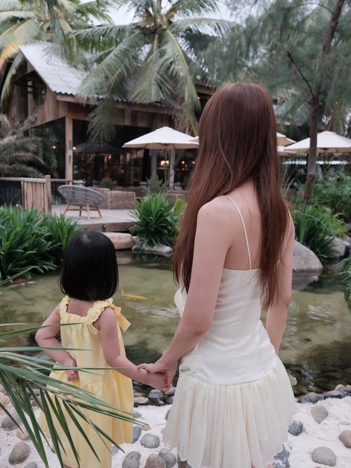 Đặc biệt, sự xuất hiện của bé gái đáng yêu với chiếc váy vàng nổi bật đã thu hút mọi ánh nhìn.