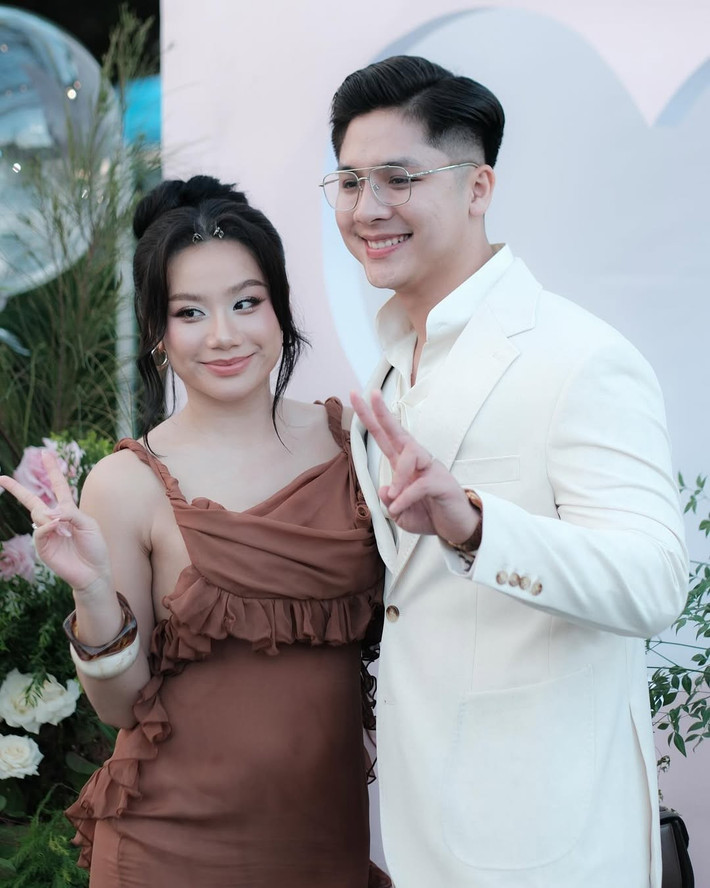Cô và chồng được nhận xét là "xứng đôi vừa lứa", "trai tài gái sắc".