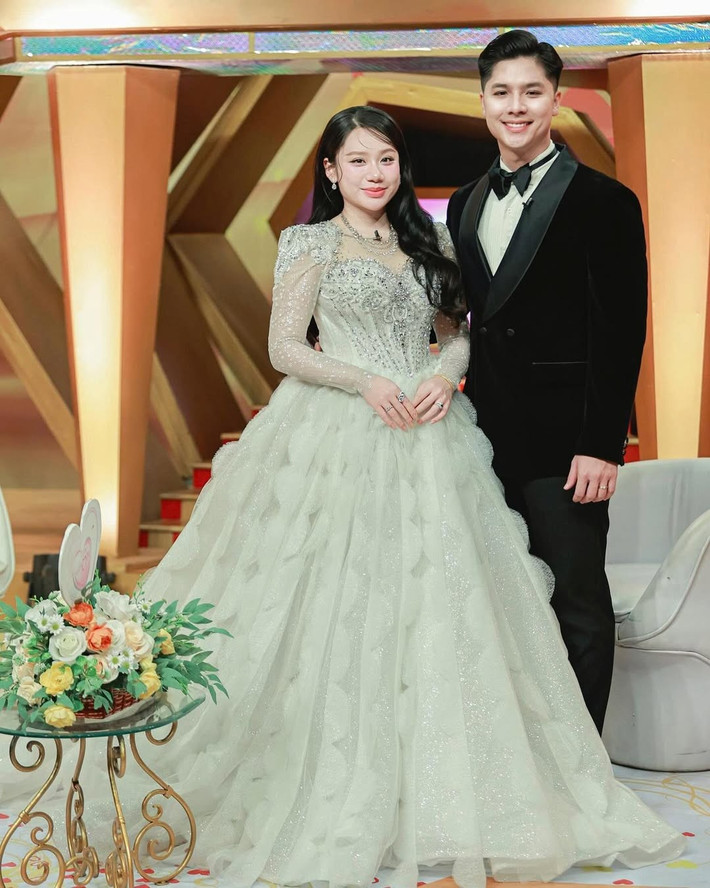 Cô cùng chồng và gia đình còn tổ chức một bữa tiệc ấm cúng để chào đón hành trình mang thai thiên thần nhỏ.