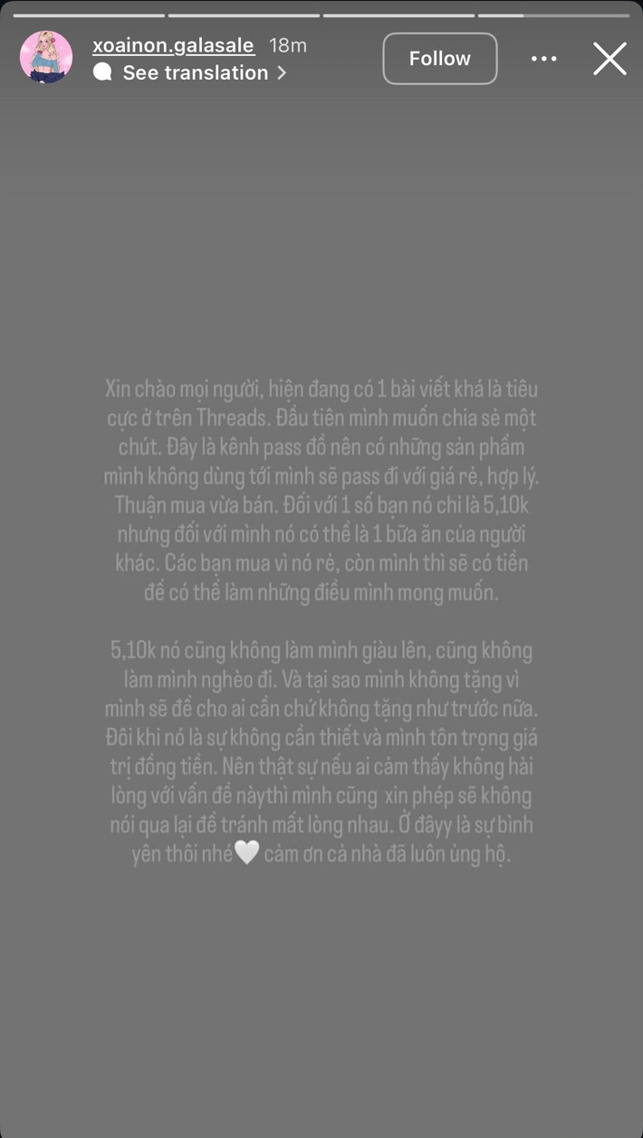 Về phía Xoài Non cũng nhanh chóng nhìn thấy bài đăng này nên cô nàng đã lên tiếng ngay. Xoài Non chia sẻ thẳng thắn những món mình không dùng sẽ bán với giá hợp lý, và dù là 5 - 10K thì cũng sẽ có ý nghĩa với rất nhiều người. Mặt khác, về lý do pass đồ lẻ tẻ với giá rẻ thay vì tặng như trước thì Xoài Non giải thích rằng cô làm vậy vì tôn trọng giá trị đồng tiền, không kể là nhiều hay ít.