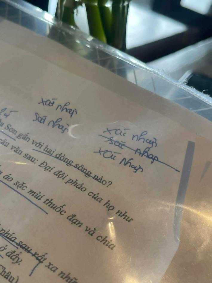 Một đoạn nháp với môn thi Ngữ văn khiến người nhìn cũng phải "lú" theo. Khi triển khai ý tưởng với đề bài "Vùng trời quê hương nào cũng là bầu trời Tổ quốc", không ít sĩ tử đã gặp phải một chướng ngại vật: không nhớ nổi cách viết đúng của từ "sáp nhập" . Điều đó dẫn đến khoảnh khắc cực hài hước đang được chia sẻ rầm rộ trên mạng xã hội: một mẩu giấy nháp với hàng loạt phiên bản sai chính tả như " X át nhập - Sát nhập - Xác nhập - Sắc nhập".