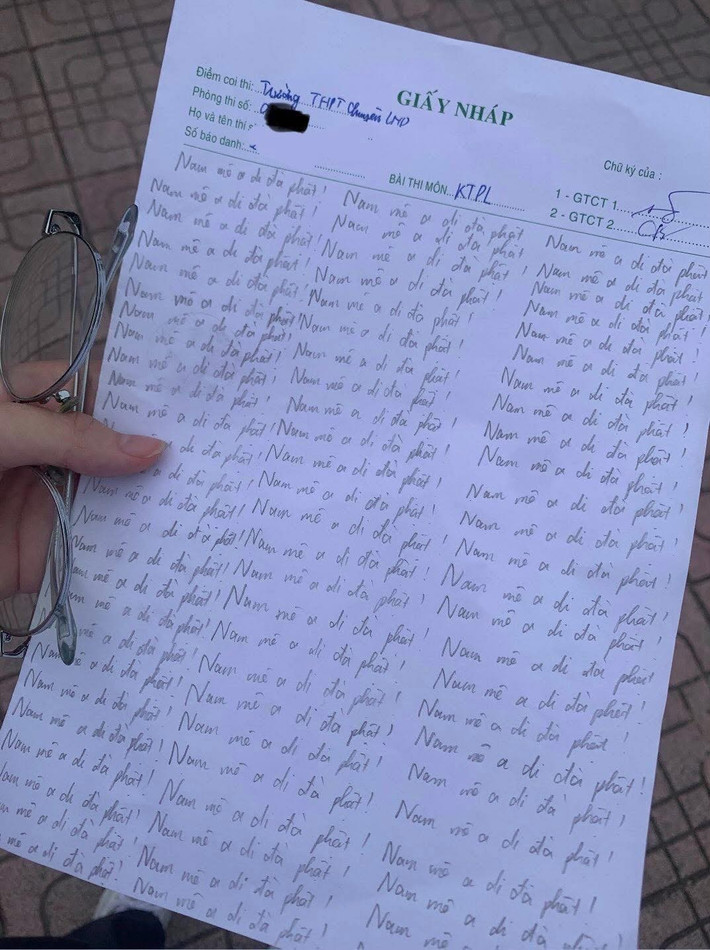 Một trong những tờ giấy nháp "bá đạo" nhất đến từ những tờ giấy nháp với dòng chữ lặp đi lặp lại "Nam mô a di đà phật !". Những dòng chữ này không chỉ gây cười mà còn cho thấy áp lực lớn mà các em học sinh phải đối mặt trong phòng thi, đến nỗi phải "cầu thần khấn phật".