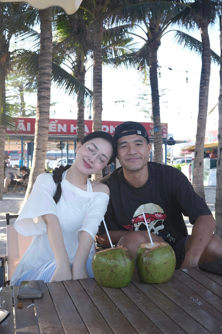 Mai Hà Trang luôn là chỗ dựa tinh thần vững chắc cho Hà Đức Chinh. Cô thường xuyên xuất hiện trên khán đài để cổ vũ chồng và đội bóng. (Ảnh: FBNV)