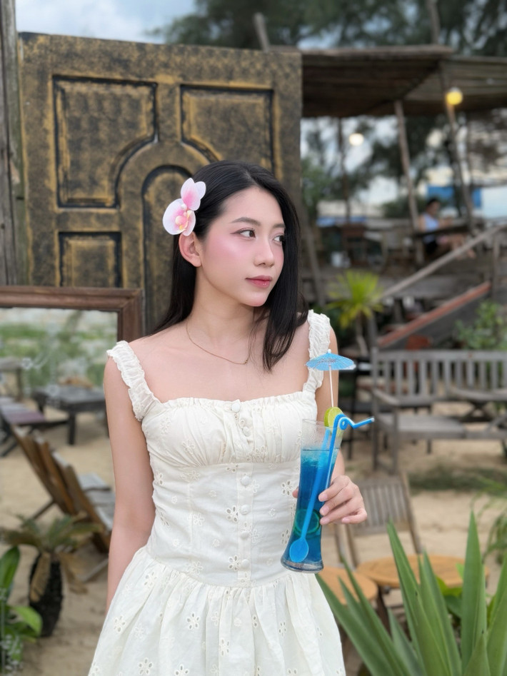 Dù chỉ là những khoảnh khắc đời thường trên bãi biển, thần thái rạng rỡ và nụ cười nhẹ nhàng của Phương Dung vẫn đủ sức "đốn tim" bất cứ ai ngắm nhìn.