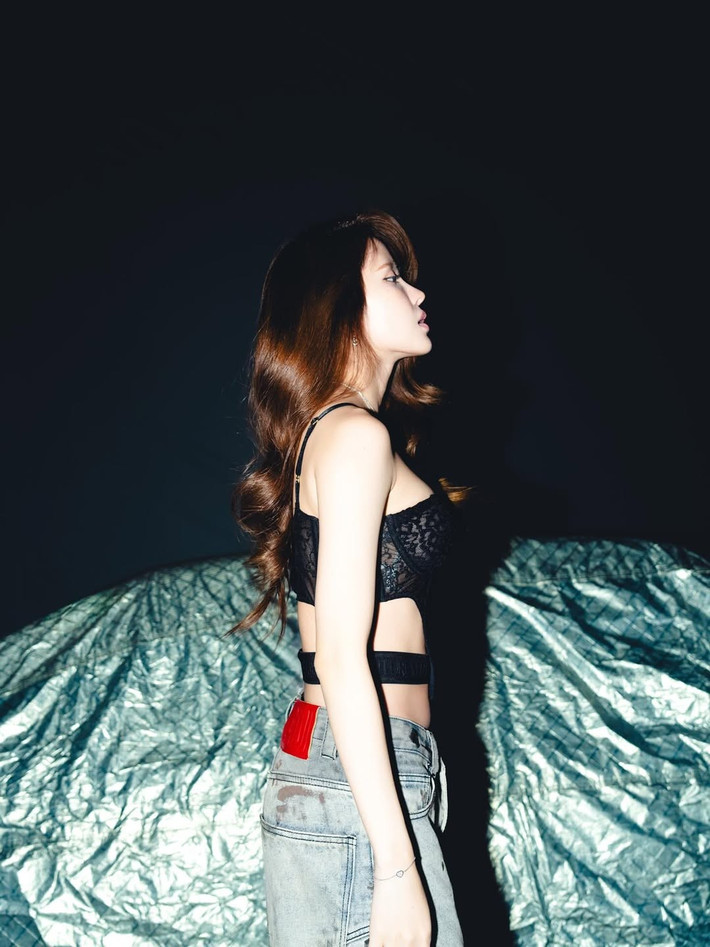 Cộng đồng mạng dành nhiều lời khen có cánh cho lần "đổi gió" này của Thiều Bảo Trâm. Không ít người nhận xét rằng cô hợp với kiểu tóc vén mái hơn cả tóc che trán thường thấy, thậm chí còn so sánh với phong cách của các fashionista đình đám quốc tế.