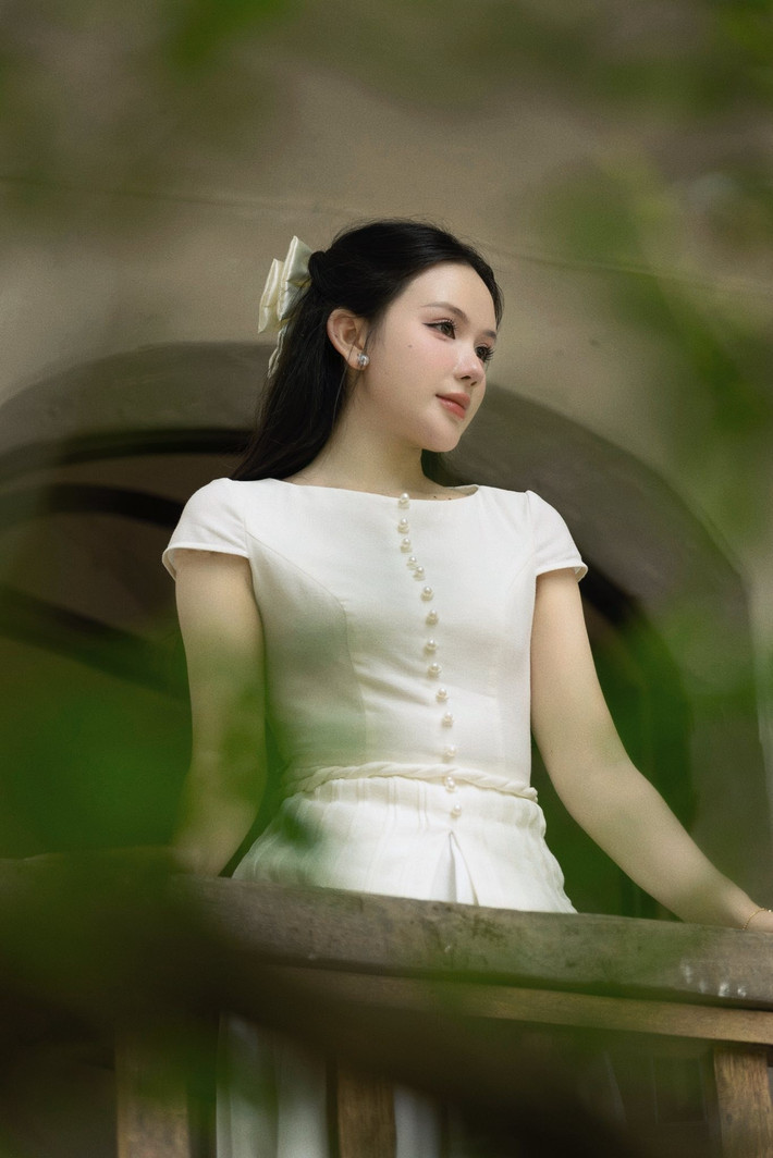 Ỉn Cheng thường xuyên chia sẻ về cuộc sống thường ngày, làm đẹp và những chuyến du lịch. Hiện tại, ngoài làm sáng tạo nội dung trên mạng xã hội, cô còn kinh doanh thời trang. (Ảnh: FBNV)