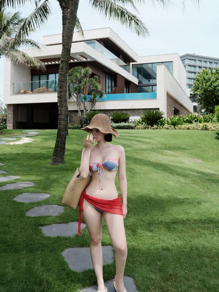 Mùa hè chính thức gõ cửa, rất nhiều cô nàng đã nhanh chóng rủ nhau đăng tải những bức ảnh check-in ở biển để "giải nhiệt mùa hè". Nàng hot girl Hà thành Chu Mạc Thúy Quỳnh nhanh chóng thu hút sự chú ý và nhận về vô số lời khen ngợi từ người hâm mộ với những bộ ảnh ấn tượng.