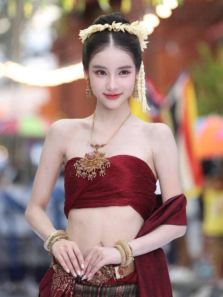 Trang sức được lựa chọn tinh xảo, bao gồm chiếc vòng cổ lớn bằng vàng nổi bật cùng mặt dây chuyền chạm khắc tinh xảo ở phần ngực, cùng với nhiều chiếc vòng tay bằng vàng và thắt lưng kim loại lấp lánh. (Ảnh: IGNV)