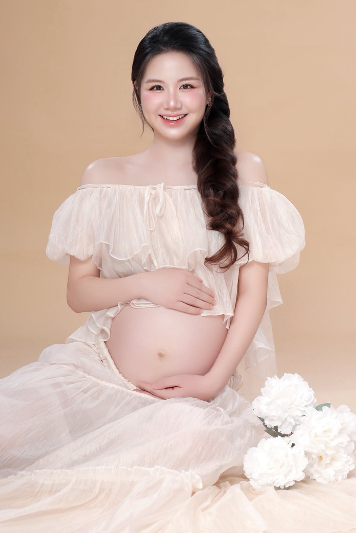Trong bộ ảnh bầu, cô nàng không giấu nổi niềm hạnh phúc ngọt ngào khi sắp được làm mẹ chính thức. (Ảnh: FBNV)