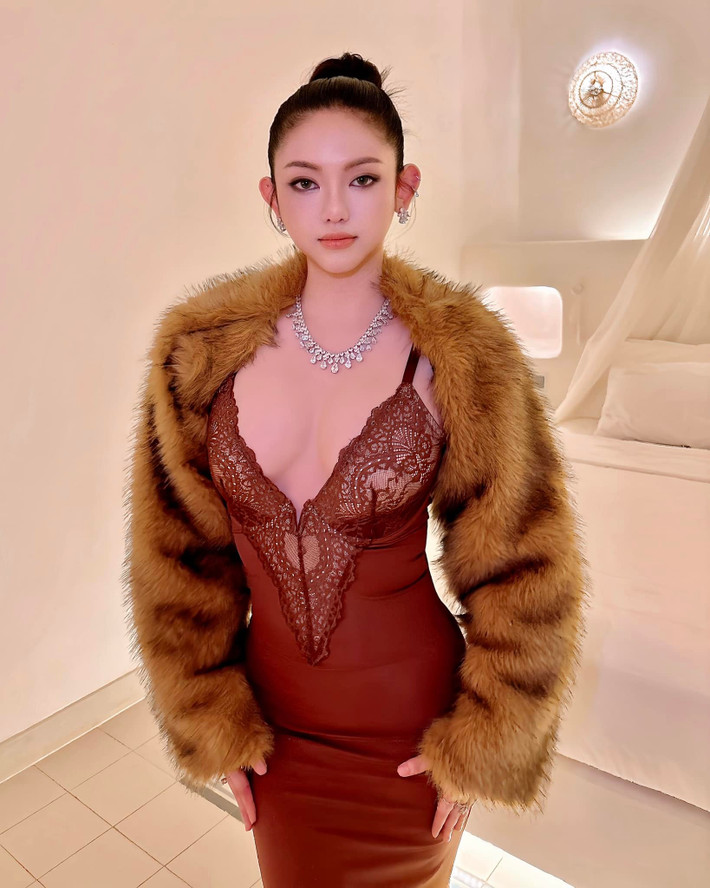 Cô nàng là tín đồ của váy, đầm và set đồ bodycon bó sát, giúp tôn lên vòng eo con kiến và vòng 1 đầy đặn. Những chiếc váy cúp ngực, hai dây mỏng manh được tận dụng tối đa. (Ảnh: FBNV)