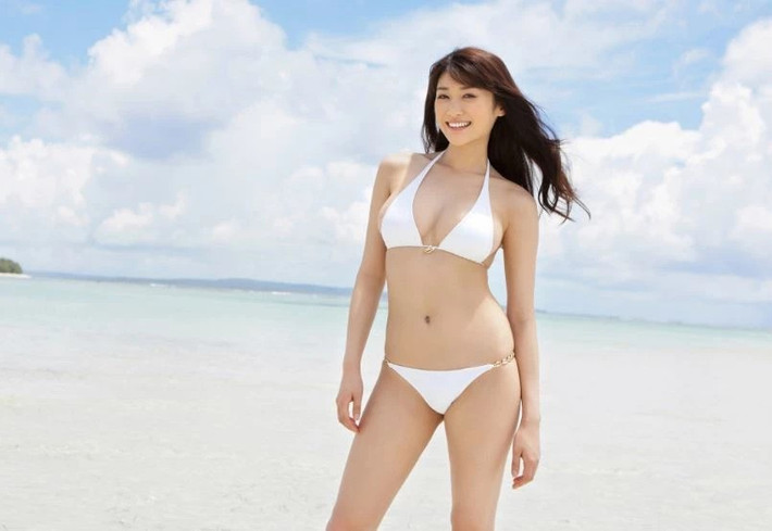 Cô nàng bắt đầu làm người mẫu từ năm 16 tuổi. Hara Mikie cũng từng giành giải tại Cuộc thi Sắc đẹp Toàn quốc lần thứ 9 năm 2003. Tháng 8 cùng năm, cô ra mắt với tư cách thành viên của nhóm nhạc thần tượng Bishoujo Club 21.