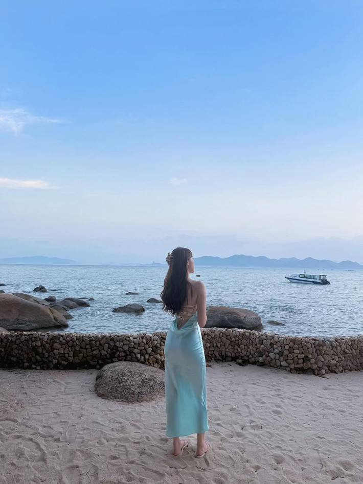 Chất liệu lụa mềm mại, rũ nhẹ theo từng bước chân, kết hợp cùng chi tiết hở lưng tinh tế, giúp tôn lên đường cong quyến rũ và tấm lưng trần gợi cảm. (Ảnh: IGNV)